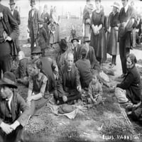 Остров Елис, C1910. NNew имигранти, седнали на тревата на остров Елис. Снимка, C1910. Печат на плакат от