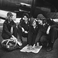 Втората световна война: Жени пилоти, C1941. Nfour женски пилоти, гледащи диаграма. Снимка, C1941. Печат на плакат от
