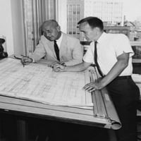 Двама архитекти, обсъждащи отпечатъка на плаката за план