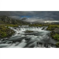 Postterazzi DPI12283202 Ляга вода, която тече над грапав пейзаж под облачно небе - печат на плакат в Исландия - в. - голям